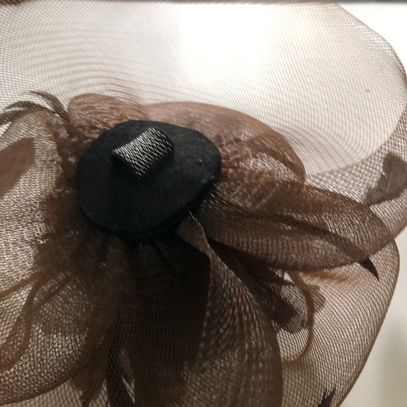 Elegant fascination in brown colours. Classic fascinator with feathers- used - Picture 8 of 8